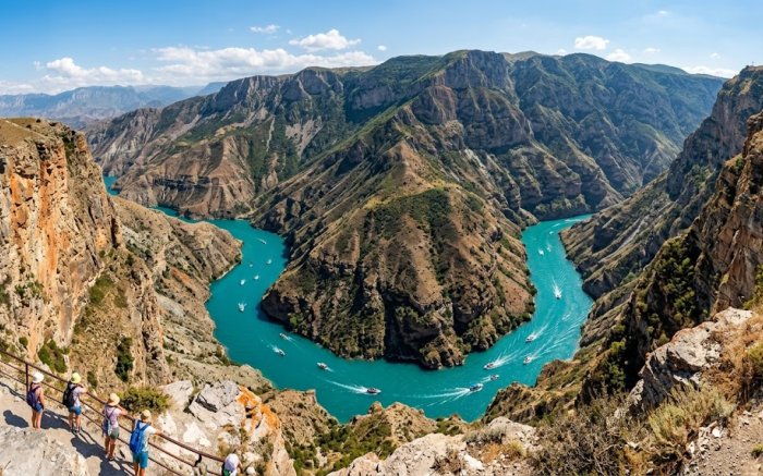 Классический панорамный вид на Сулакский каньон с катерами внизу