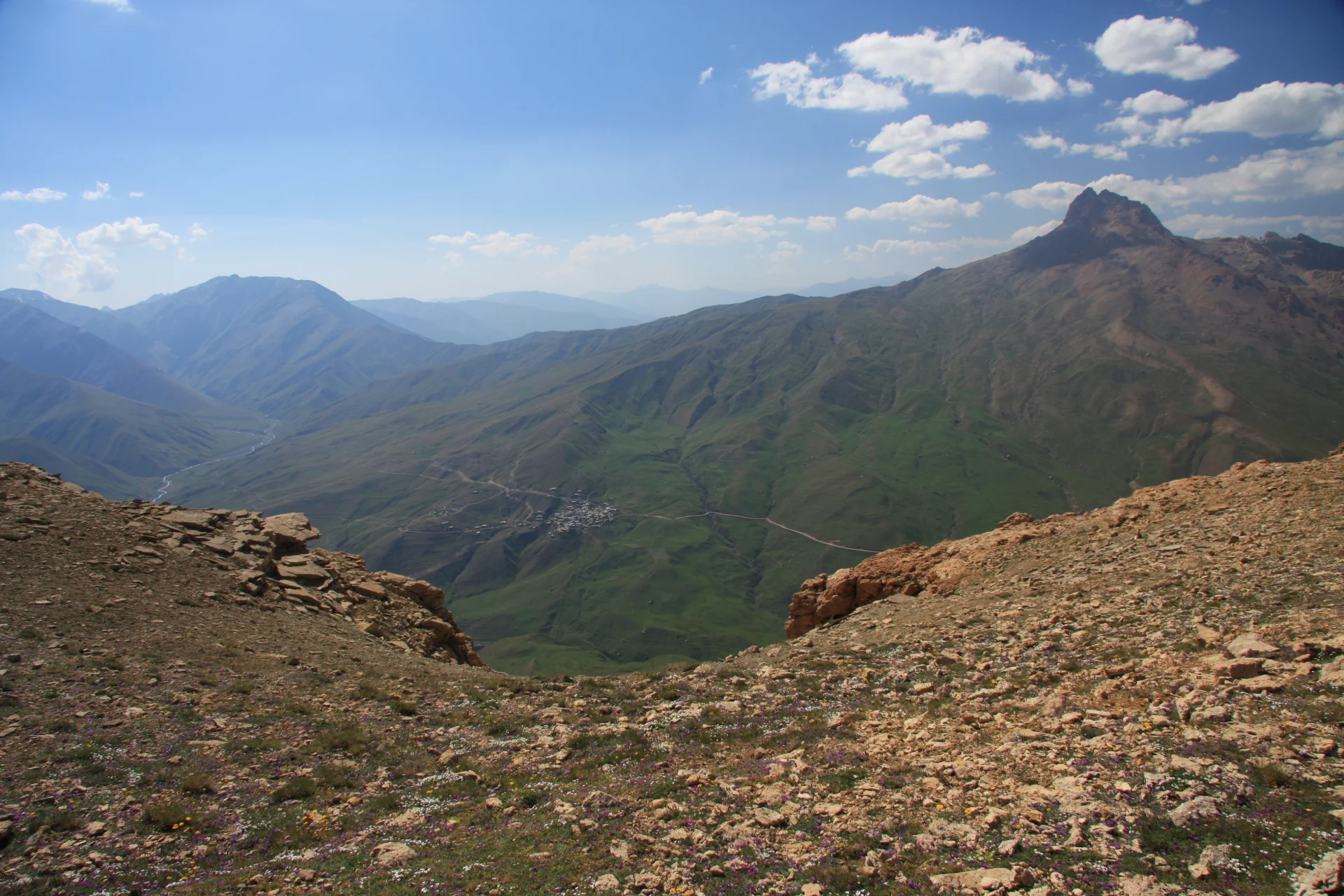 Вид на селение Куруш с вершины Ярудага